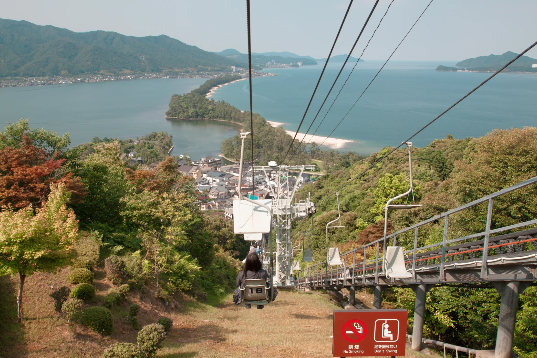 妳乘著纜車望向天橋立海景