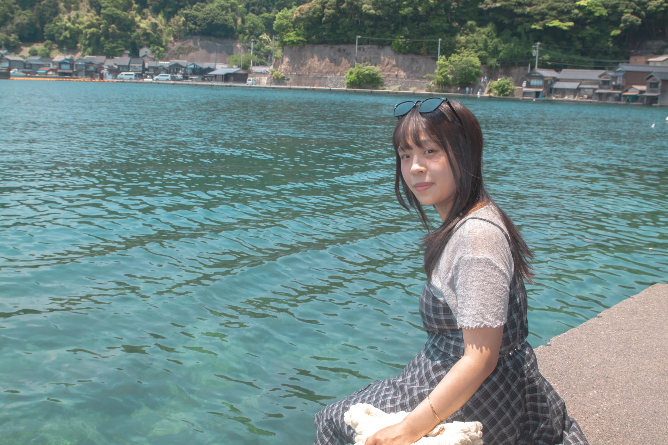 妳坐在伊根海邊回頭望向鏡頭